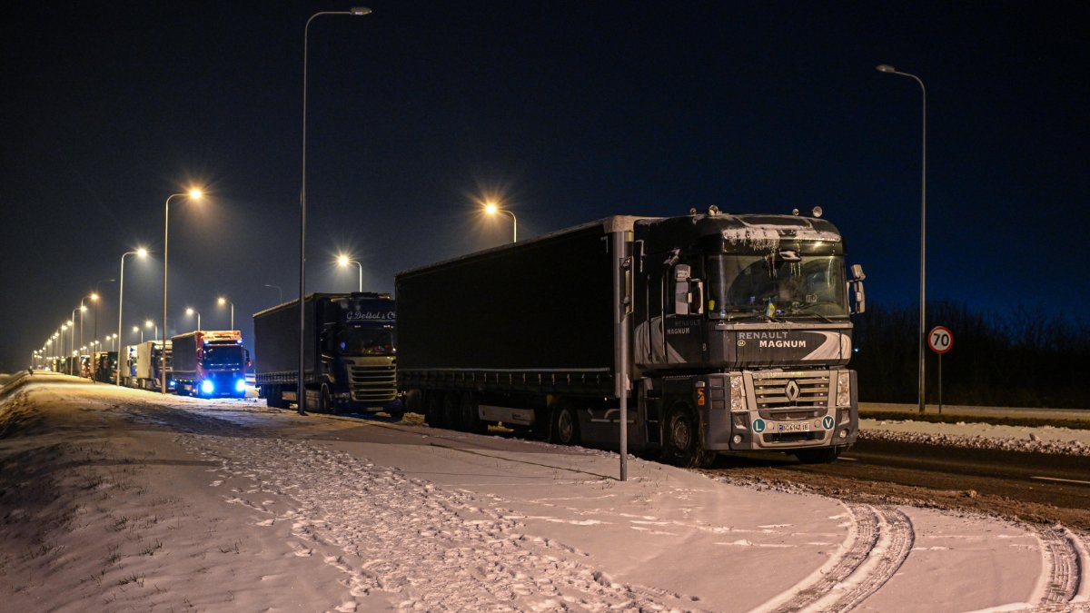 Fila de camiones en una carretera nevada en Polonia. - EFE/EPA/DAREK DELMANOWICZ