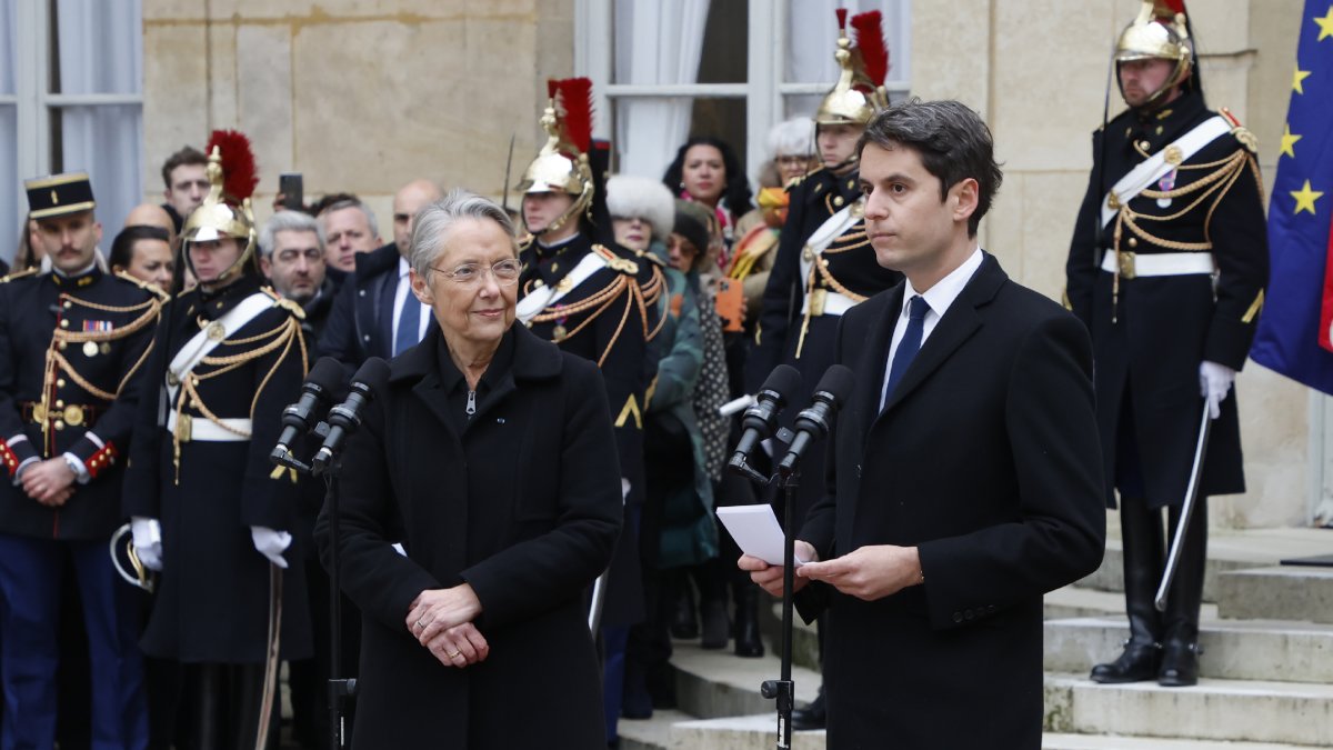 Gabriel Attal pronuncia un discurso como nuevo primer ministro junto a su antecesora, Élisabeth Borne. - RIT HEIZE / XINHUA NEWS