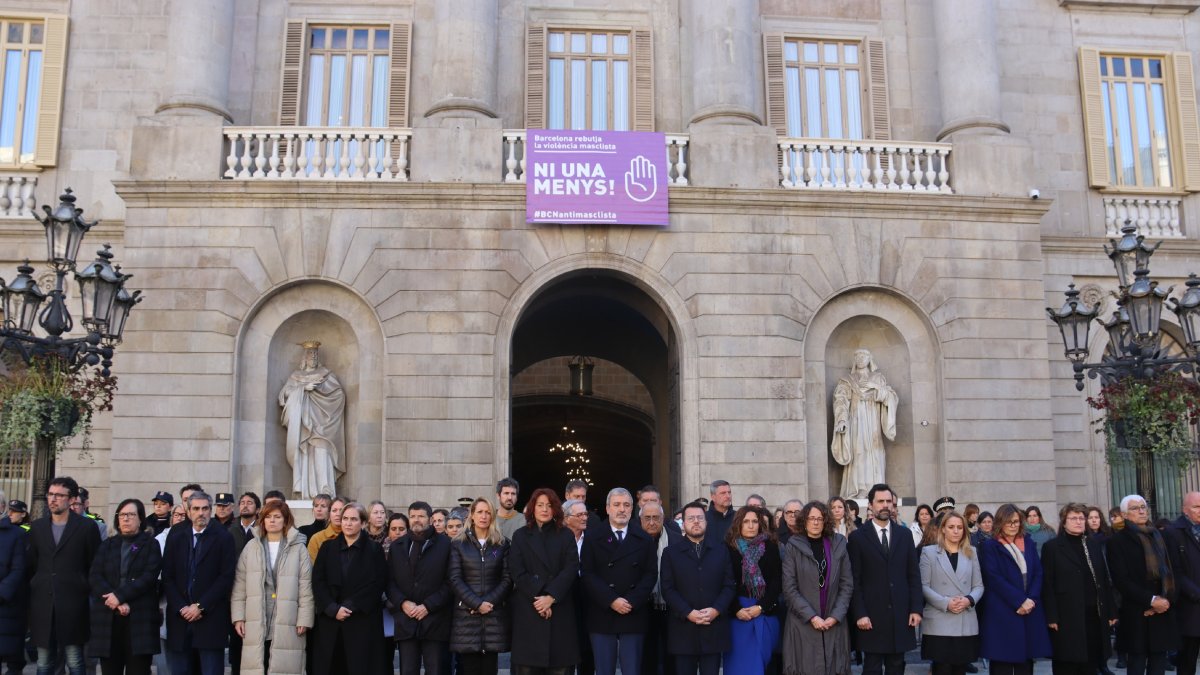 Minut de silenci ahir davant de l’ajuntament de Barcelona. - ACN