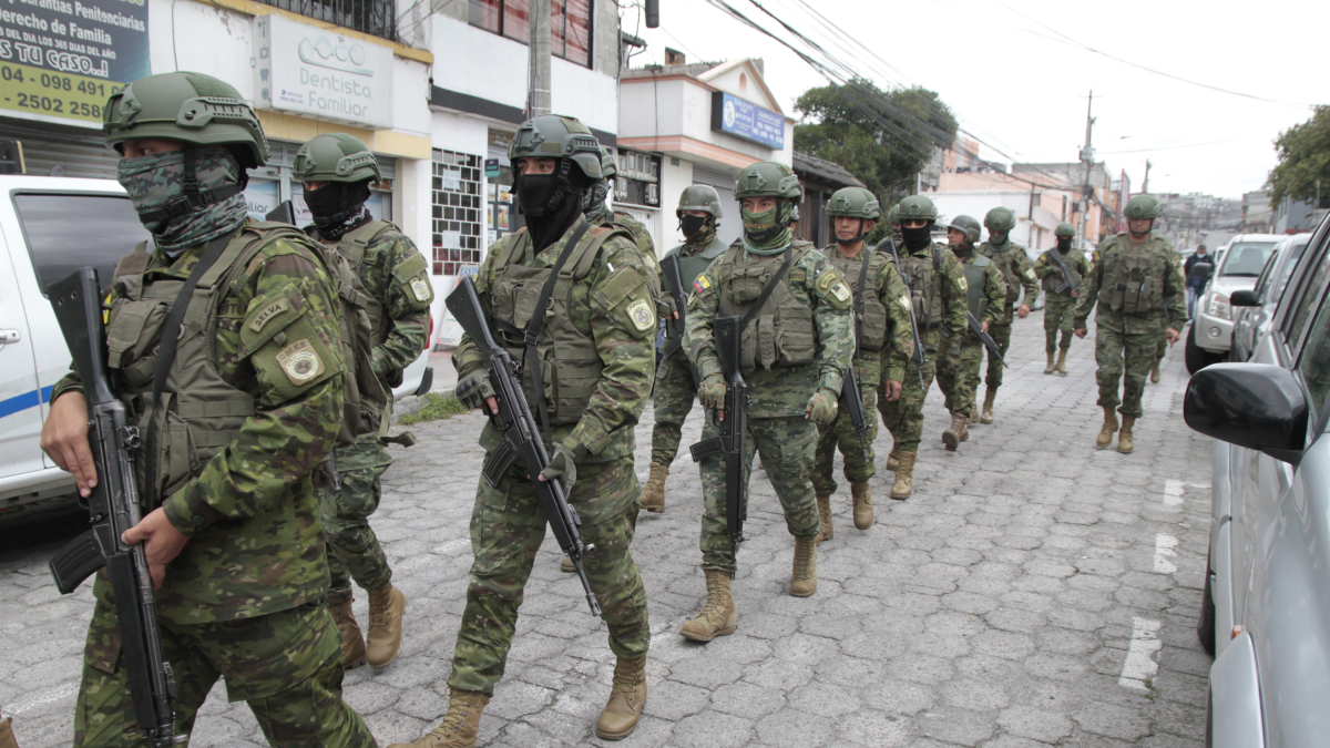 Militars de l’Exèrcit de l’Equador als carrers de la capital, Quito