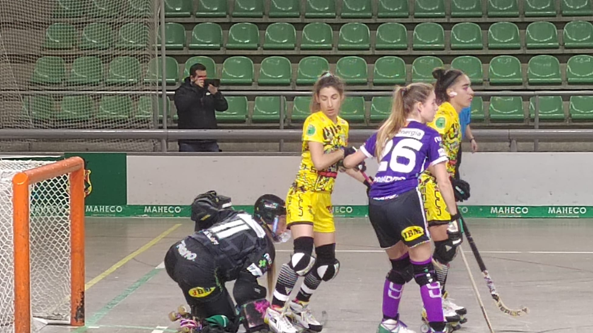 Maria Porta i Gimena Gómez, davant de la portera del Cerdanyola, Júlia Vilarrasa.