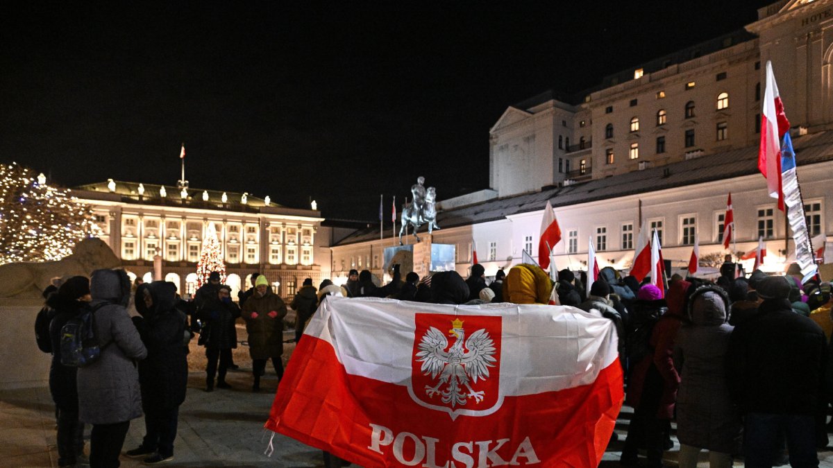 Partidaris de l’oposició protesten contra les detencions. - EFE/EPA/RADEK PIETRUSZKA