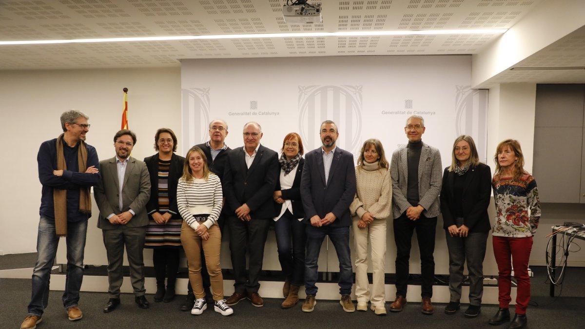 La delegada, Montse Bergés (c), amb la majoria de directors de serveis de les comarques del pla. - AMADO FORROLLA