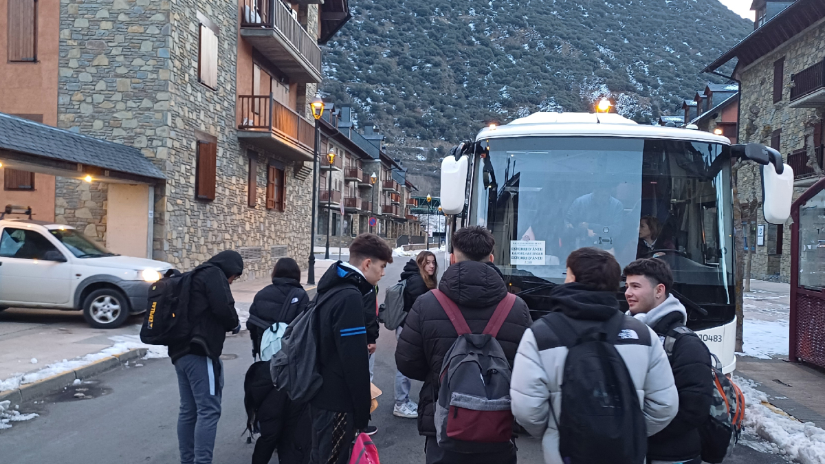 Joves d’Esterri d’Àneu a la parada del bus. - ACN