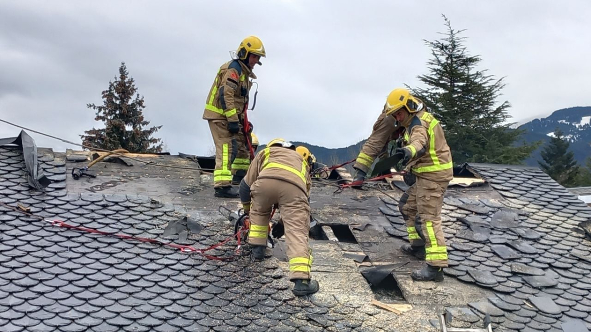 Els Bombers van apagar ahir un foc a la teulada d’una casa en construcció a Prats i Sansor. - BOMBERS DE LA GENERALITAT