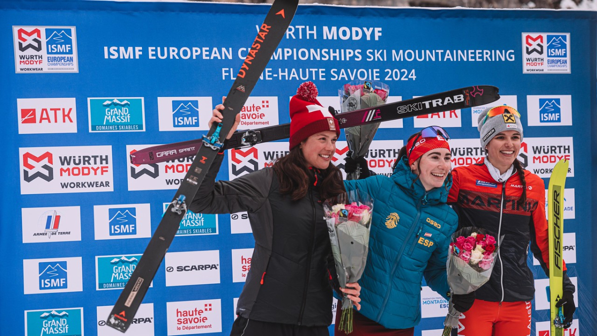 Laia Sellés, al centre, celebra la victòria al costat de les seues companyes de podi. - ISMF