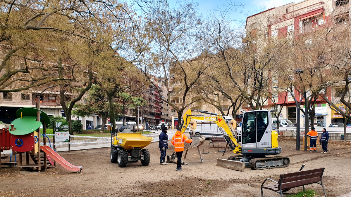 Operarios trabajando en la plaza del Clot de les Granotes. - AYUNTAMIENTO DE LLEIDA