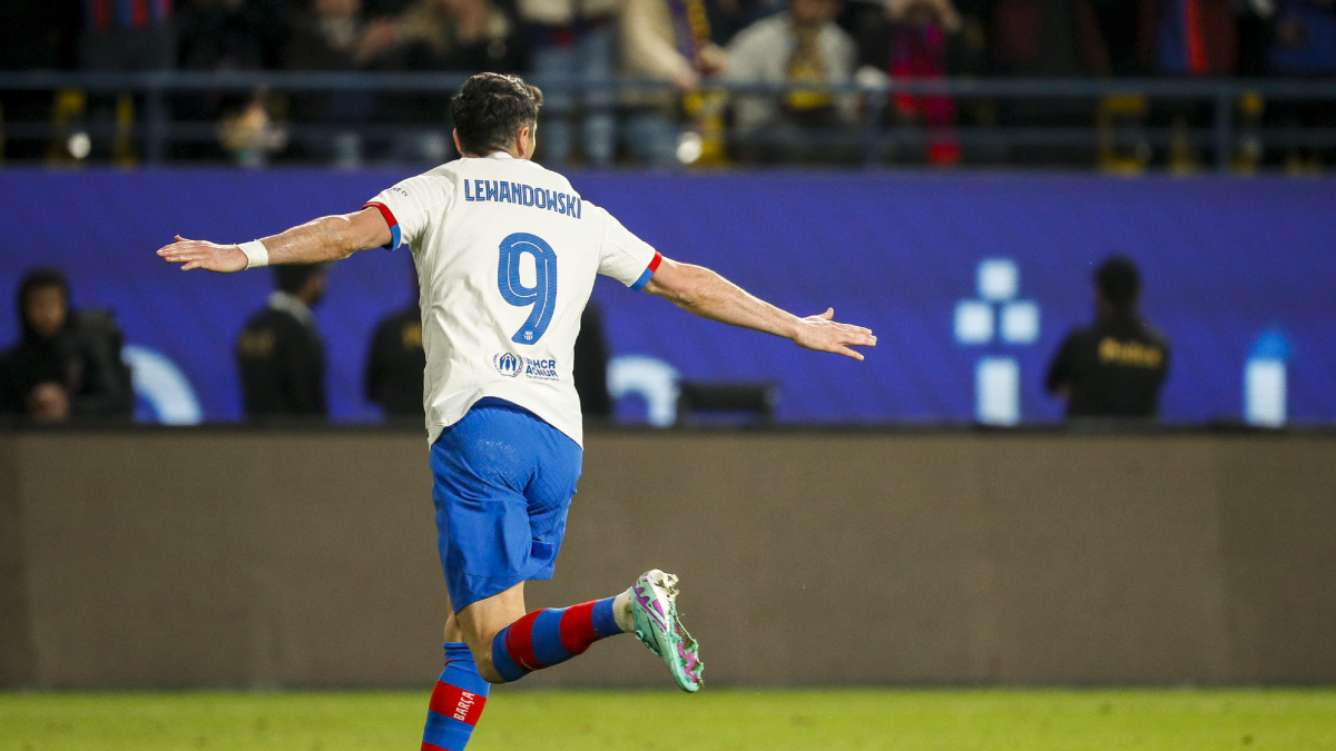 Robert Lewandowski celebra el gol que abría la victoria para el Barcelona. - EFE/JUAN CARLOS CÁRDENAS