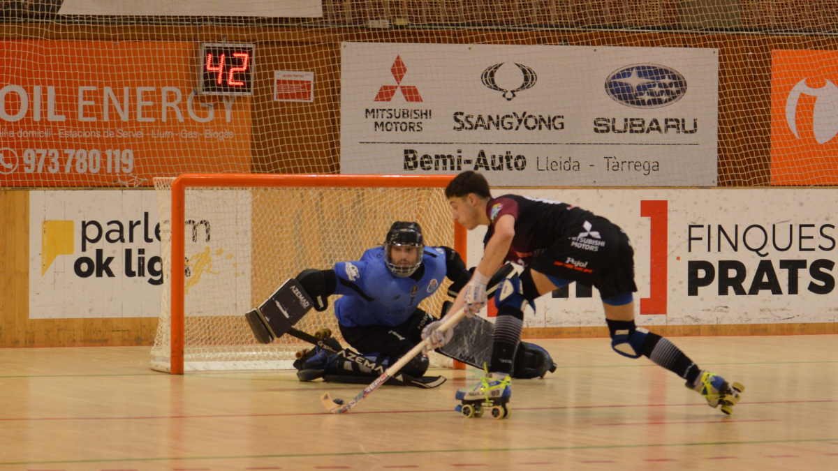 Amb aquesta acció Folguera va marcar l’1-2 que va donar esperances a l’equip en els últims minuts. - SANTI IGLESIAS