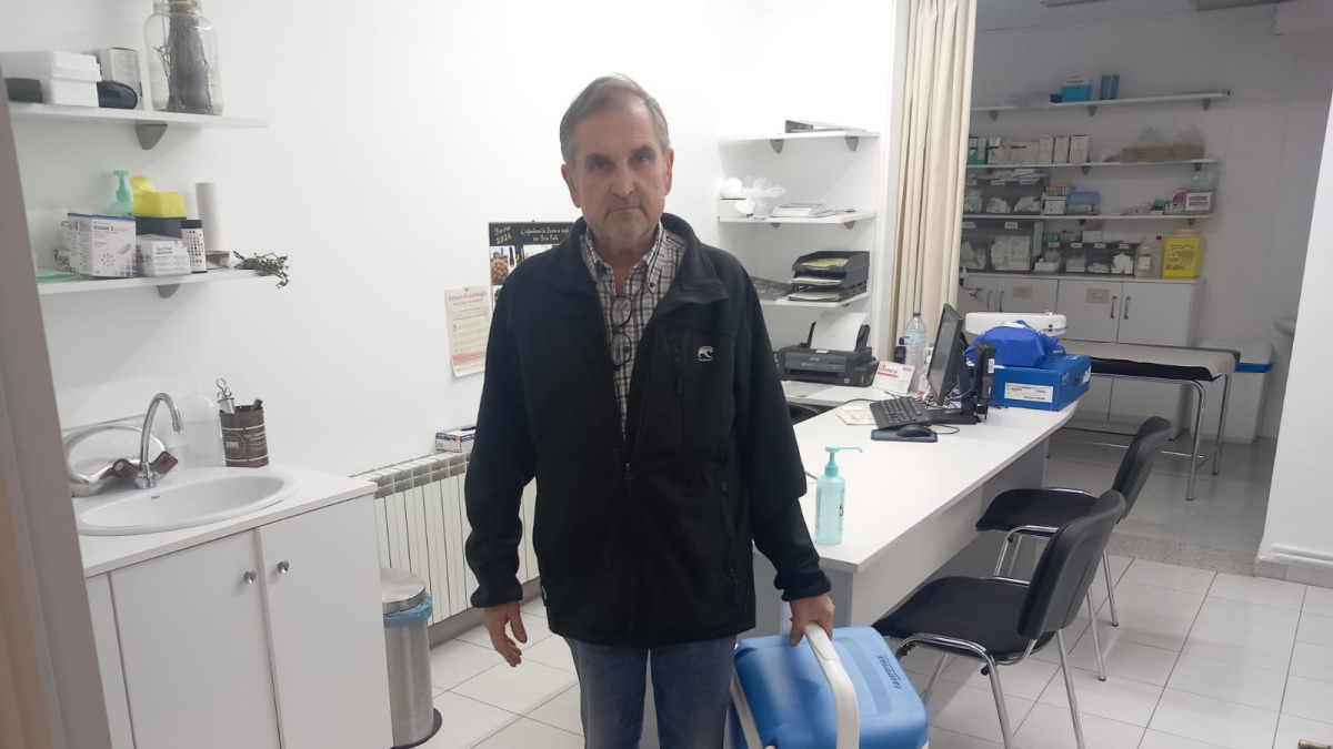 L’alcalde de Bovera, Òscar Acero, amb la nevera de les mostres. - AJUNTAMENT DE BOVERA