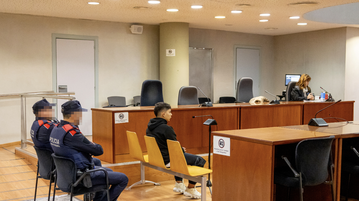 L’acusat, que està en presó provisional, ahir al banc dels acusats de l’Audiència. - JORDI ECHEVARRIA