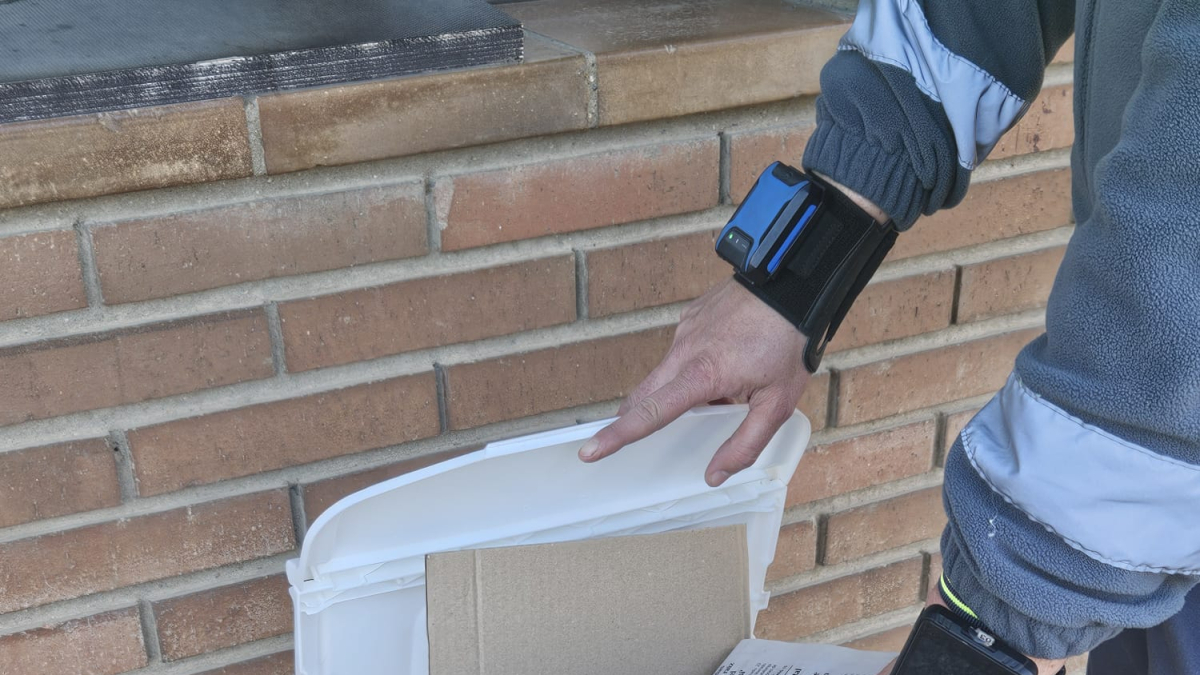 Braçalets electrònics per identificar els amos de cada cubell ■ Els operaris de l’empresa CLD porten braçalets lectors als canells per identificar els propietaris dels cubells on es diposita cada fracció de les escombraries. Aquest pla pilot ... - C.C.S.