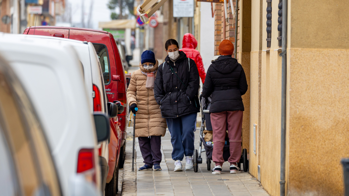 Una dona amb cotxet de nadó passa al costat d’una persona gran i l’acompanyant ahir al Secà. - JORDI ECHEVARRIA