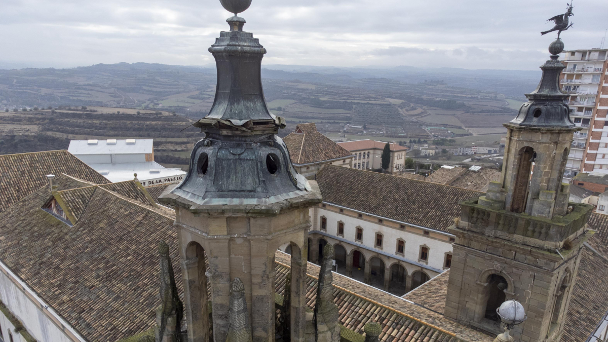 La biga es va desprendre del campanar en primer terme a la imatge.