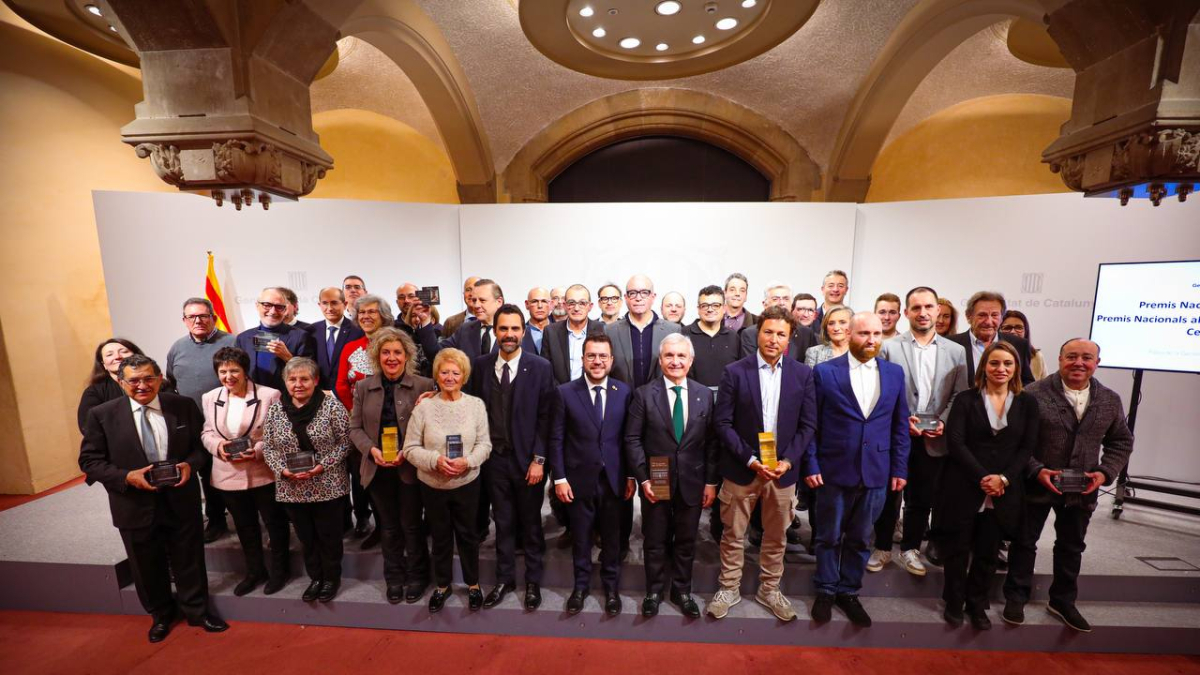 Foto de família dels guardonats i representants polítics, ahir al Palau de la Generalitat