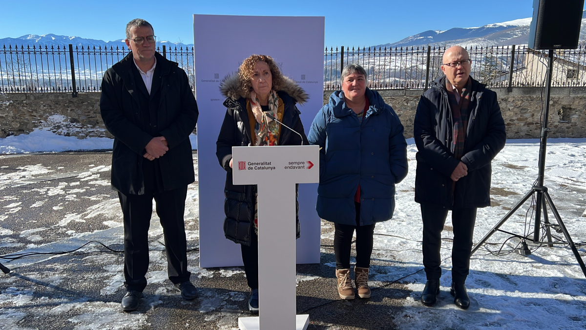 La consellera de Territori, Ester Capella, compareixent amb la directora general de Polítiques de Muntanya, Roser Bombardó, el director general d'Estratègia Territorial, Joan Masferrer, i el delegat del Govern a l'Alt Pirineu i Aran, Josep Castells.
