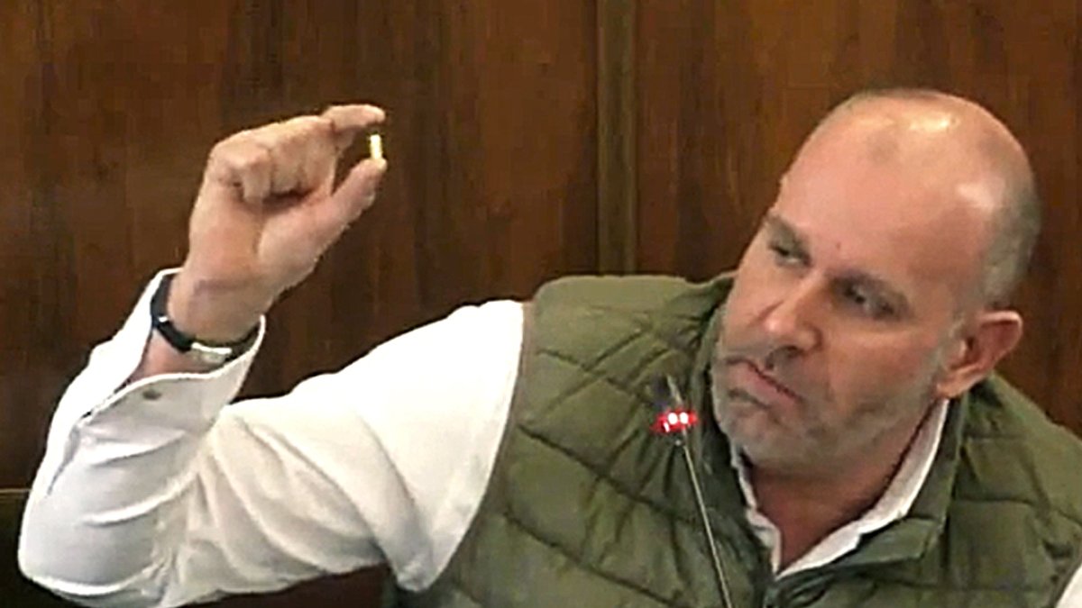 El diputado de Vox en Zamora, David García, con la bala. - EFE