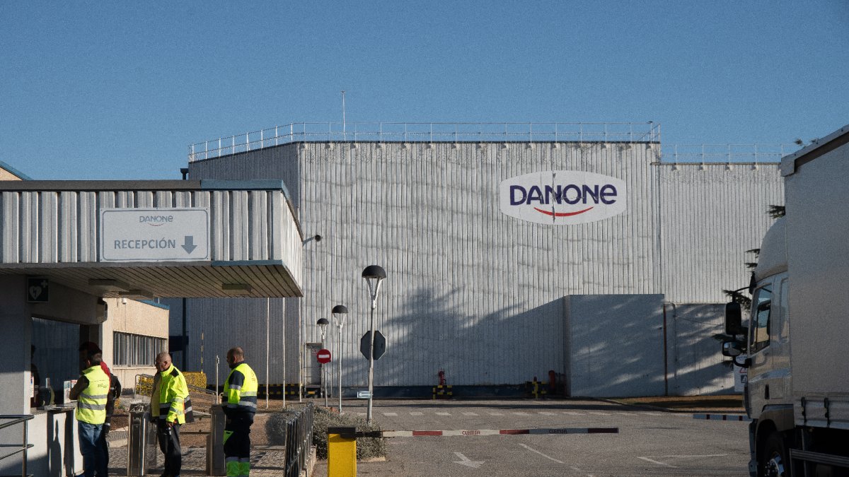 Treballadors davant la fàbrica de Danone a Parets del Vallès. - EUROPA PRESS