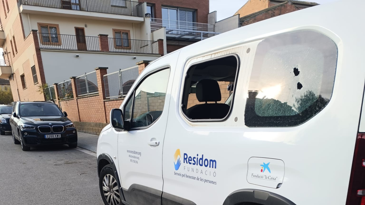 Una furgoneta de la Residom de Juneda con cristales rotos.