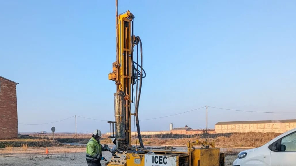 Máquinas en los terrenos de la futura residencia de Castellnou. - A.C.S.