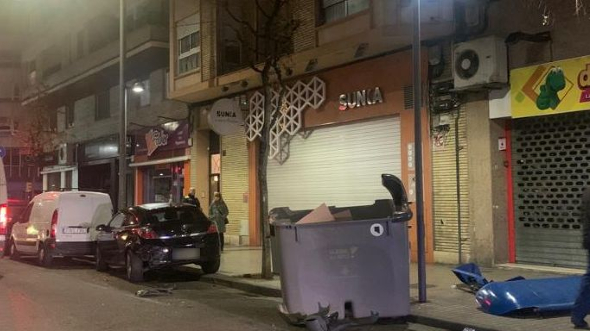 Vista del vehículo y el contenedor dañados en Bisbe Ruano.