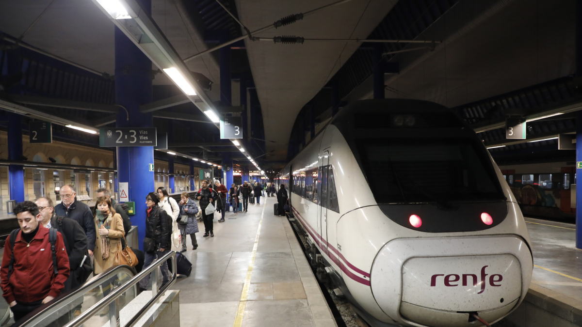 Un Avant procedent de Barcelona a l’estació Lleida-Pirineus. - SEGRE