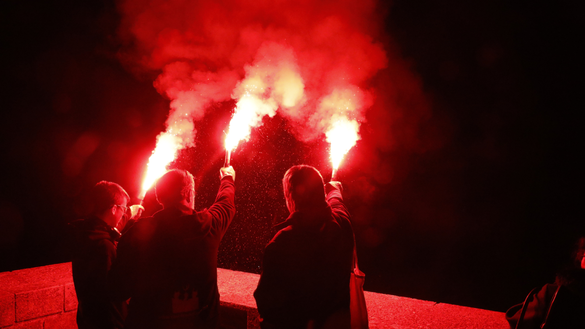 A la tarda, es van encendre les bengales de foc que van il·luminar les torres i fortificacions. - JORDI ECHEVARRIA