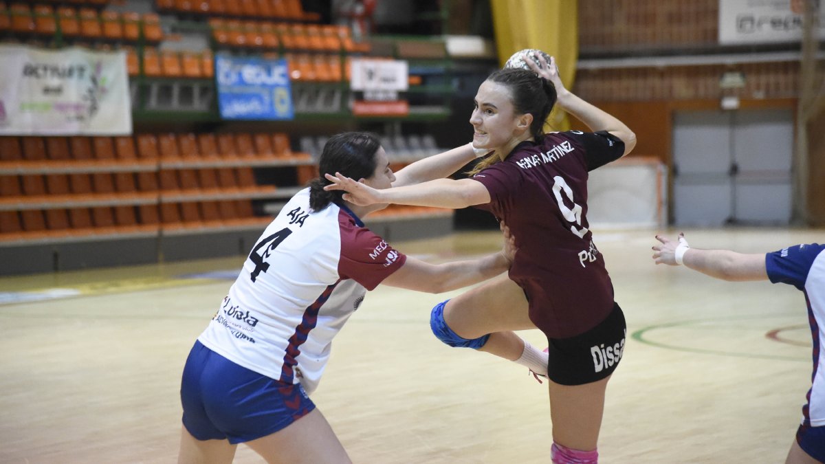 Henar Martínez, autora de 9 tantos, se dispone a lanzar la pelota. - SANTI IGLESIAS