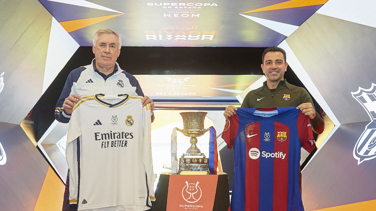 Carlo Ancelotti y Xavi Hernández, en la foto oficial previa a la final de la Supercopa. - EFE/ RFEF