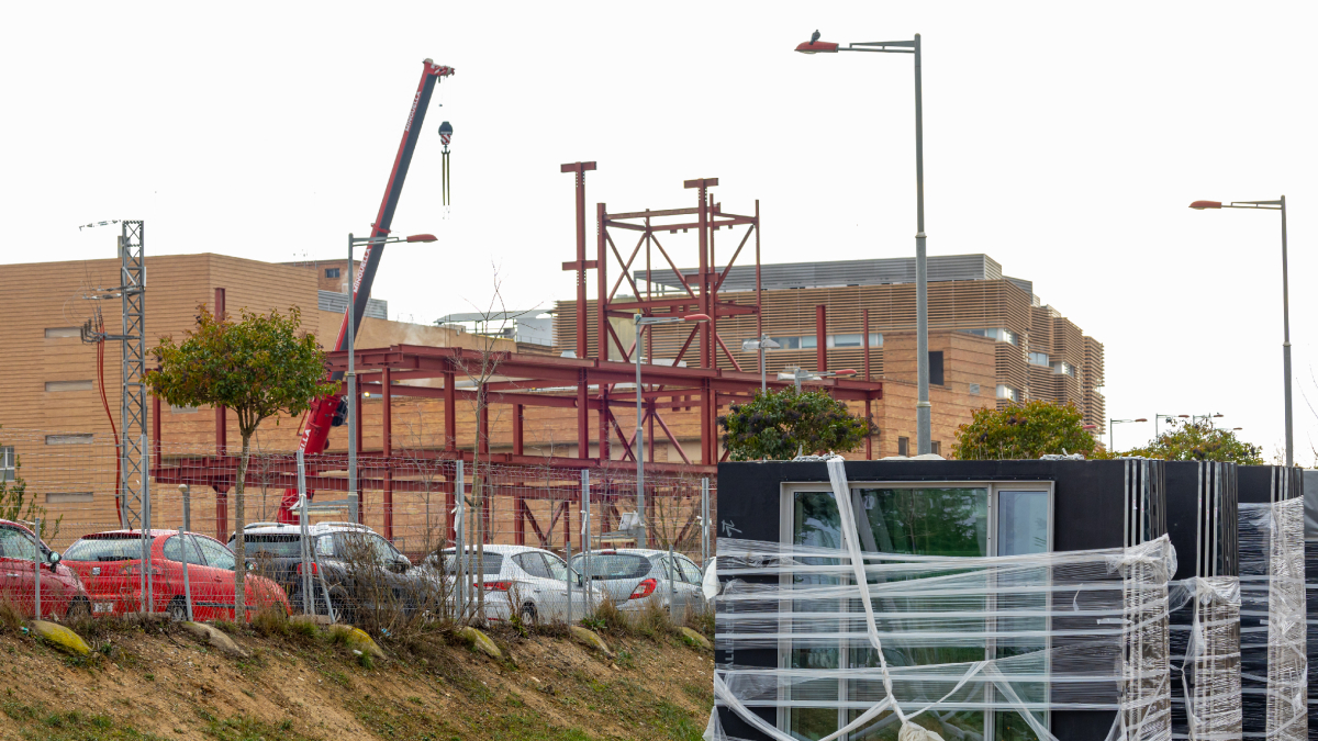 En primer pla, les parets modulars que s’acoblaran a l’estructura del nou edifici, al fons. - JORDI ECHEVARRIA