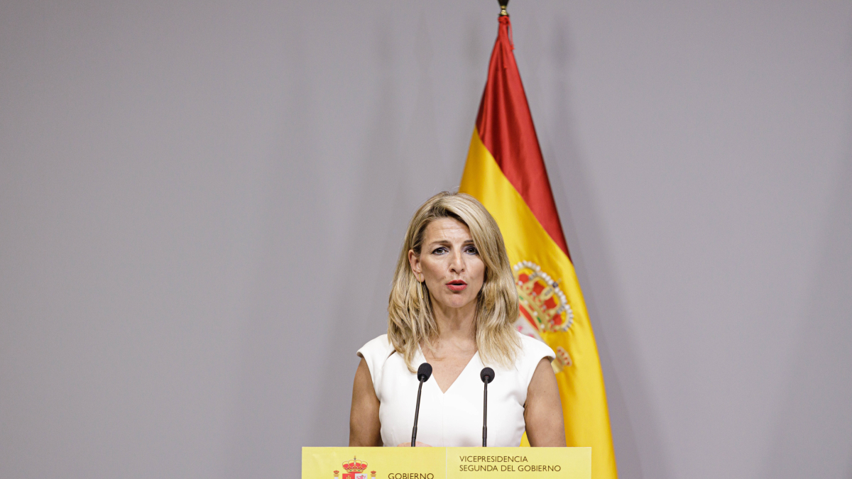 Arxiu - La vicepresidenta primera i ministra de Treball i Economia Social, Yolanda Díaz, ofereix una roda de premsa.