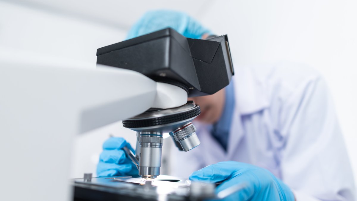 Científic amb un microscopi