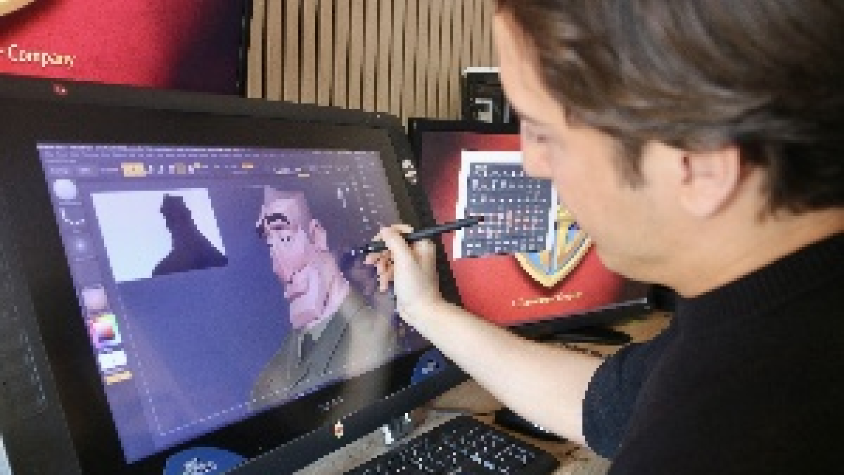 El diseñador 3D Mariano Tazzoli, editando una imagen en su estudio de Sant Cugat del Vallès