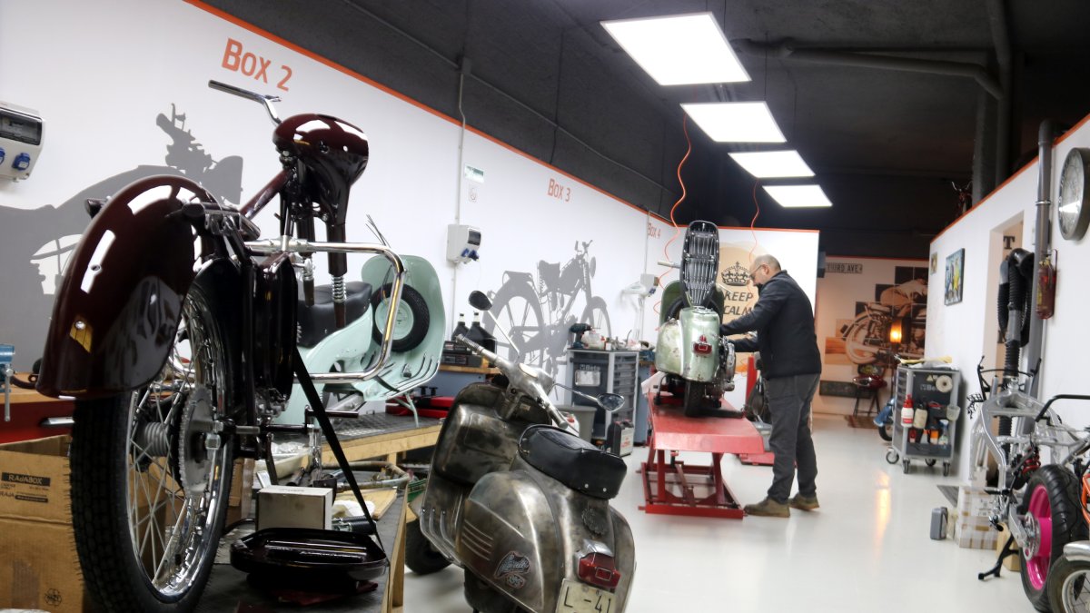 El taller leridano de restauración de motos clásicas Restaura la Moto cumple 5 años - ACN