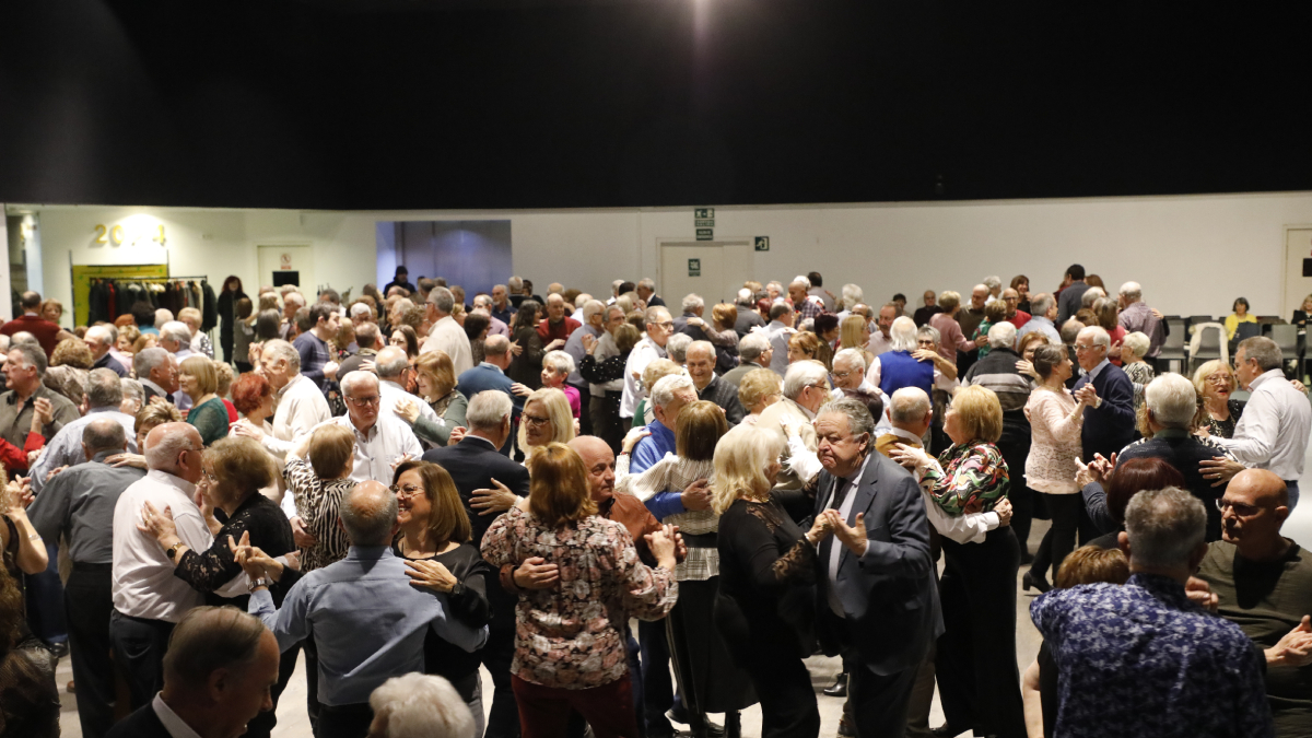 Tercera sesión multitudinaria de las tardes de baile para mayores en la Llotja - AMADO FORROLLA