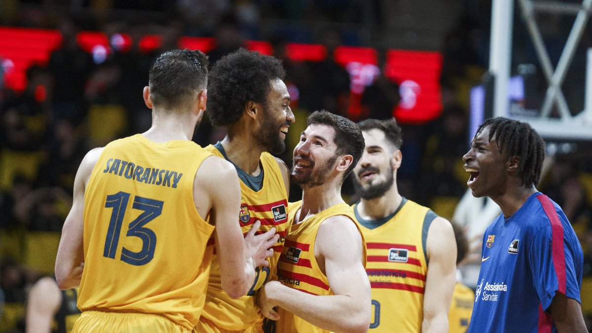 Parker recibe la felicitación tras conseguir el triple decisivo. - EFE