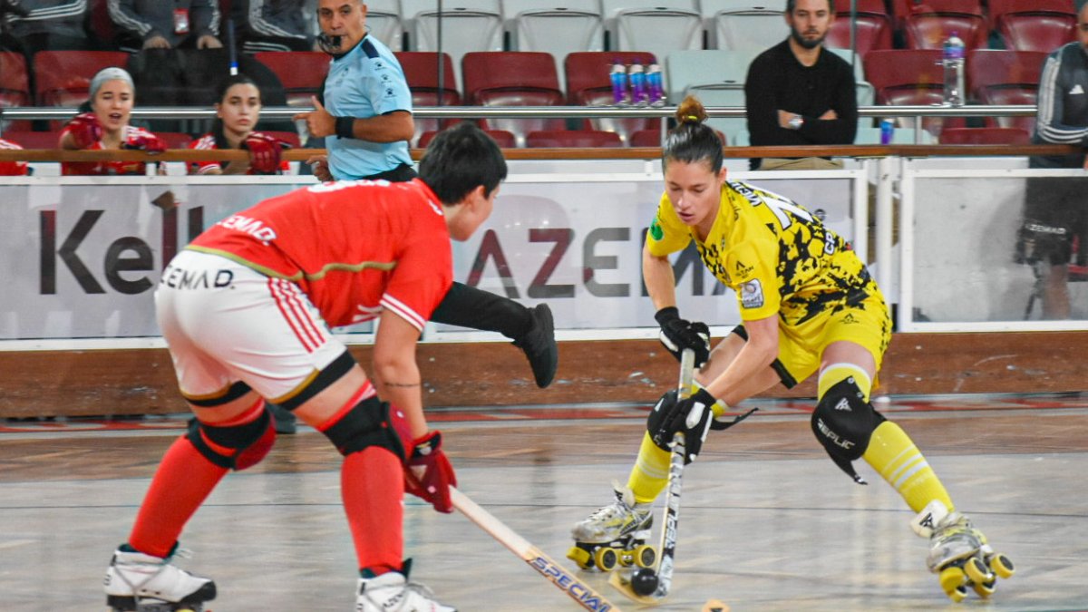 Vitòria Porta, que volvió a ser la goleadora del equipo, intenta superar el marcaje de Tamiozzo. - CLARA LIÁÑEZ