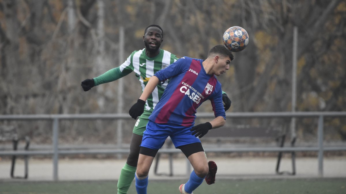 Un jugador del Torà remata de cabeza ante la presión rival. - SANTI IGLESIAS