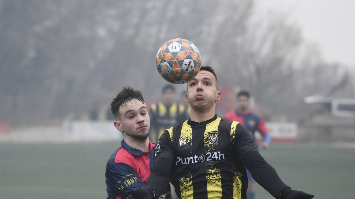 Un jugador del Pardinyes trata de controlar el esférico ante la presión rival. - SANTI IGLESIAS