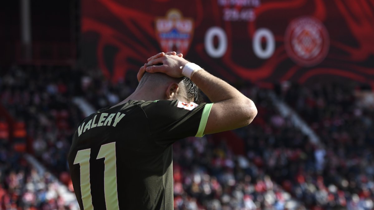 Valery Fernández, del Girona, se lamenta durante el partido. - EFE/CARLOS BARBA