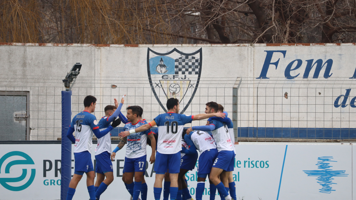 Rocky intenta una internada por la banda izquierda, mientras un oponente de la Montañesa le agarra. - ALBA RIVERA