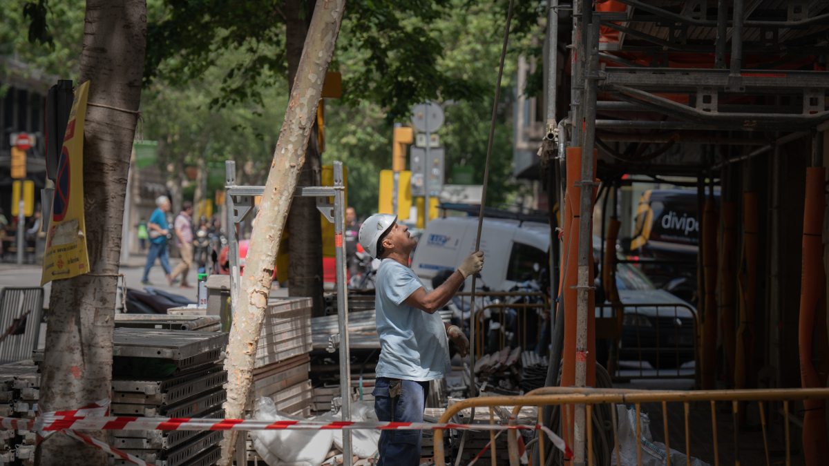 Imatge d’arxiu d’un operari en unes obres a Barcelona. Europa Press