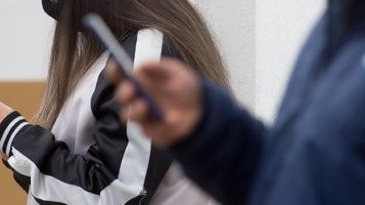 Joves amb el telèfon mòbil.