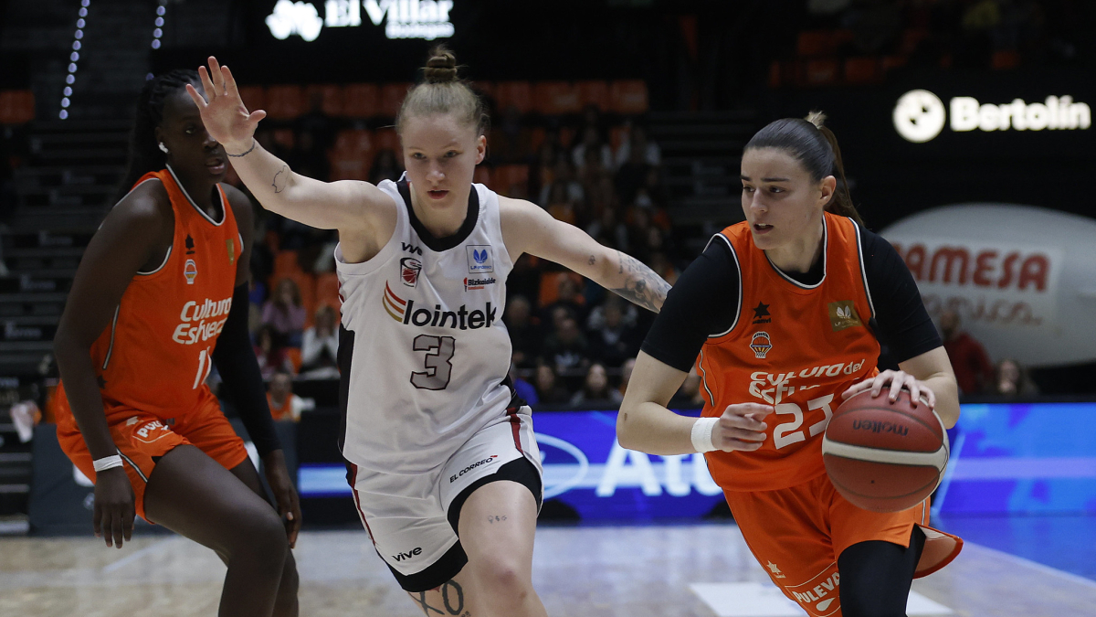 Claudia Contell, en un partit de la present temporada amb el València Basket. - FEB