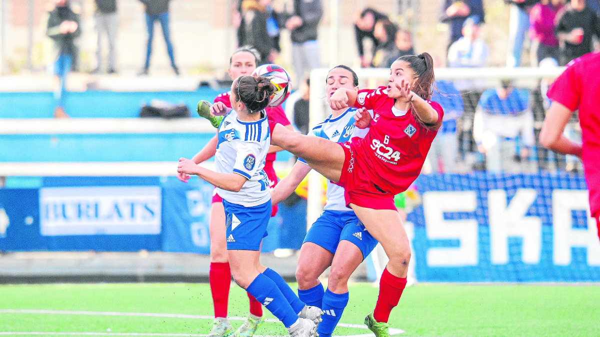 Noe Fernández, en una acción defensiva ante el Europa. - PAU PASCUAL