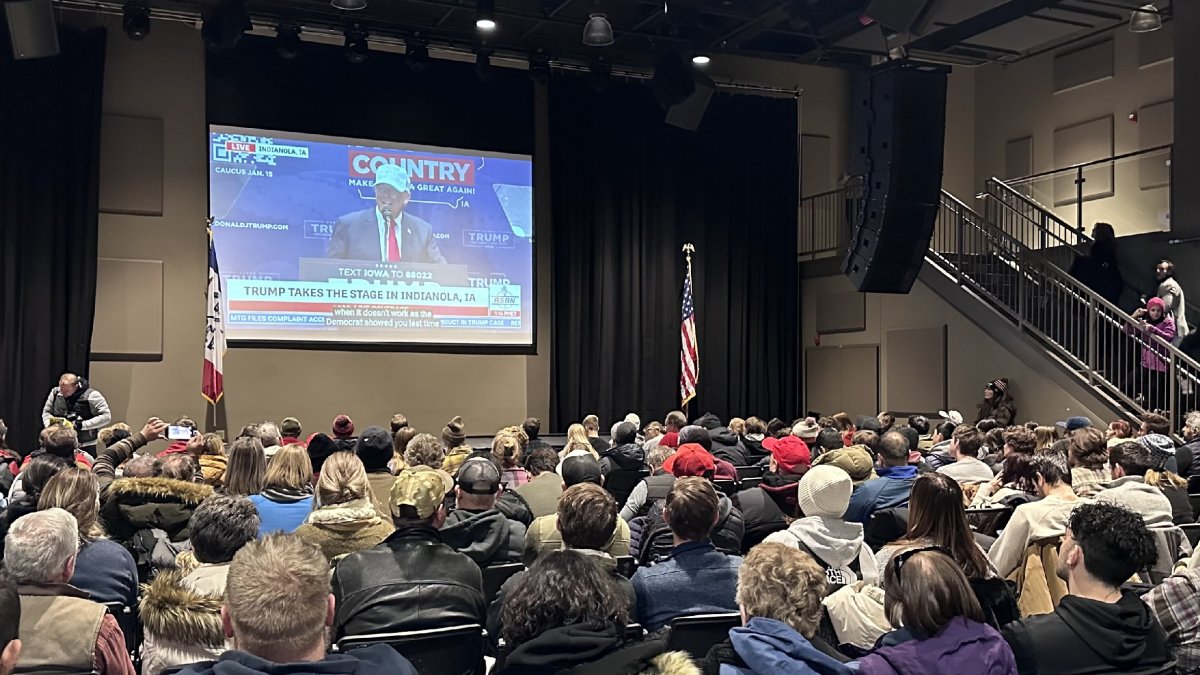 Evangélicos de Iowa observan una transmisión de Donald Trump. - EFE/ OCTAVIO GUZMÁN