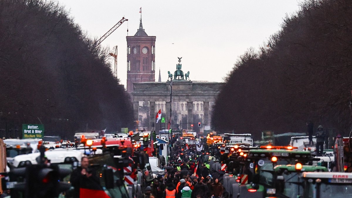 Cola de tractores frente a la Puerta de Brandenburgo. - EFE/EPA/FILIP SINGER