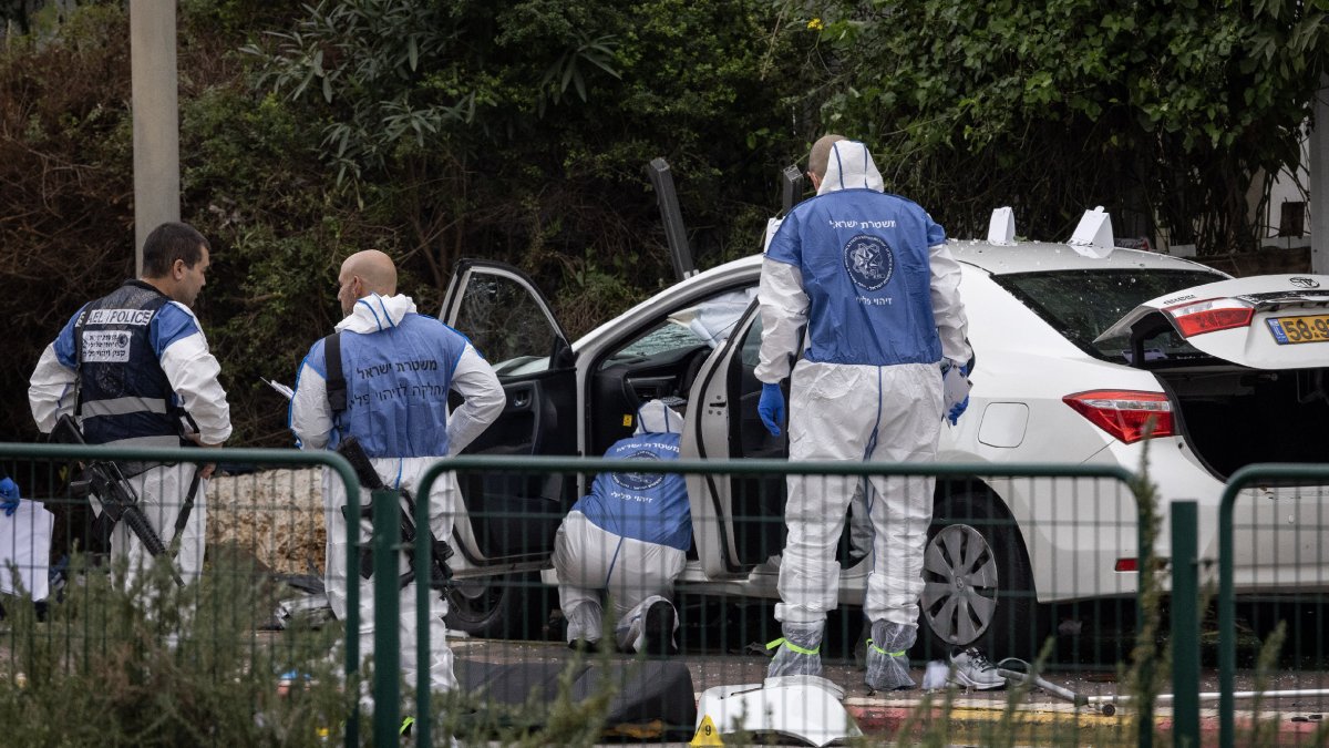 Forenses israelians inspeccionen el cotxe usat en l’atropellament. - PREGUIN ZIV / DPA