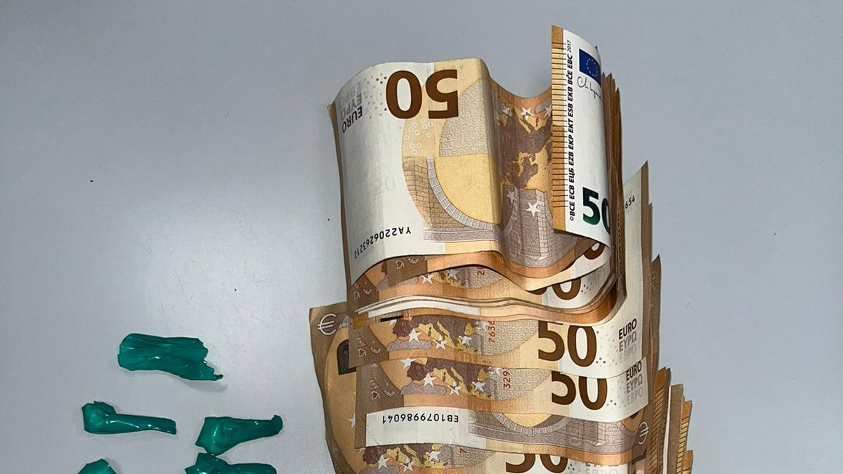 Droga y dinero decomisados a los detenidos el domingo. - MOSSOS D’ESQUADRA