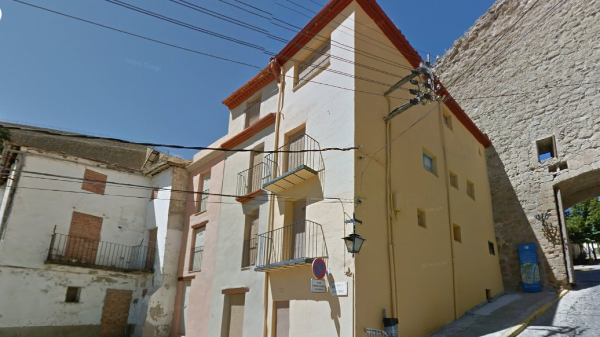 L’edifici que serà rehabilitat amb quatre pisos socials.